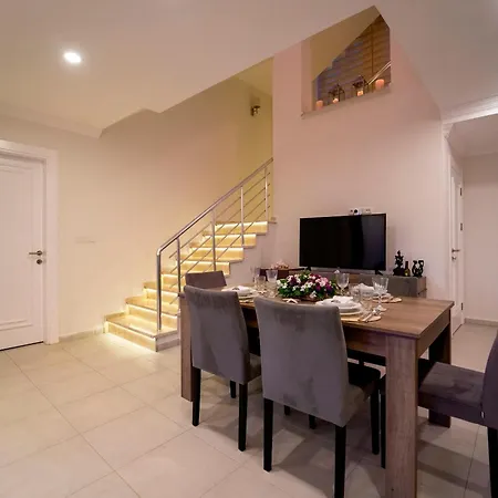 Fortuna , 5 Bedroom, Large Swimming Pool, Modern Design Vilă *