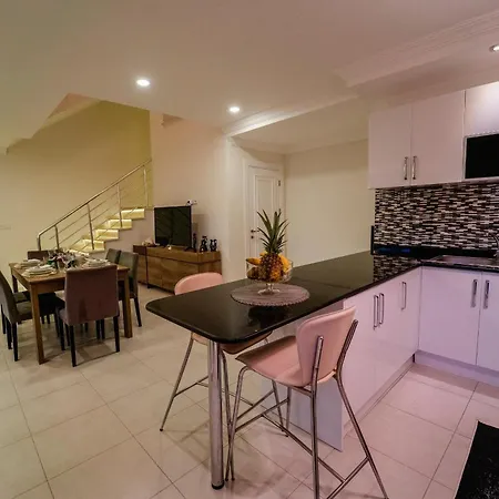 Fortuna , 5 Bedroom, Large Swimming Pool, Modern Design Vilă