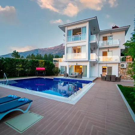 Fortuna , 5 Bedroom, Large Swimming Pool, Modern Design ヴィラ