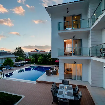 Fortuna , 5 Bedroom, Large Swimming Pool, Modern Design ヴィラ